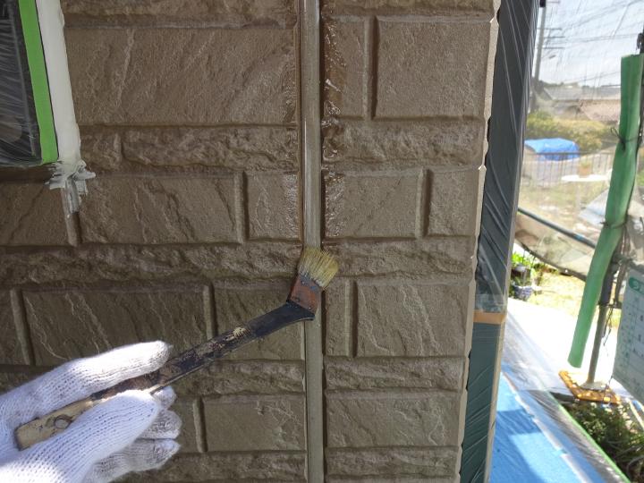 外壁にジョイントパッキンが使用されている個所は特殊プライマーを塗装し、密着力と可塑剤移行を押さえます。