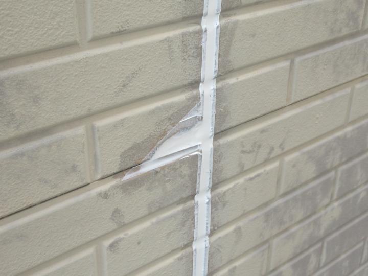 外壁に発生したひび割れはシーリングで補修します。