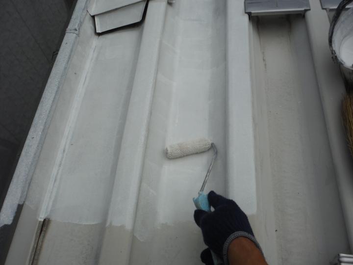 屋根塗装の下塗りには錆止め塗装を行います。
