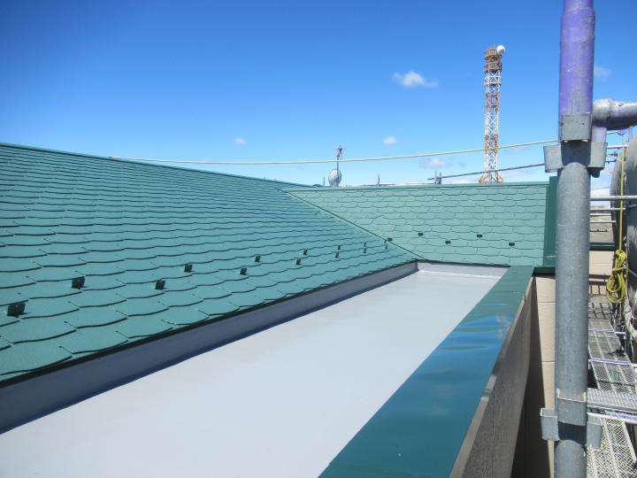 屋上庇部はウレタン防水で仕上げます。