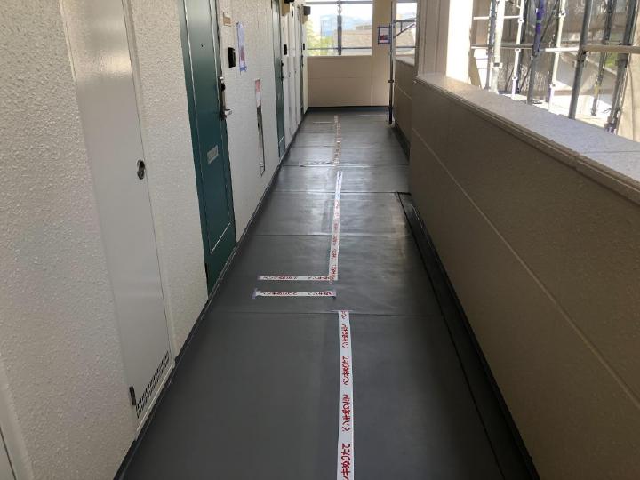 廊下床の塗装を行います。