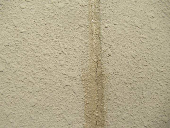 シーリングプライマーを塗装した上でシーリングを実施します。