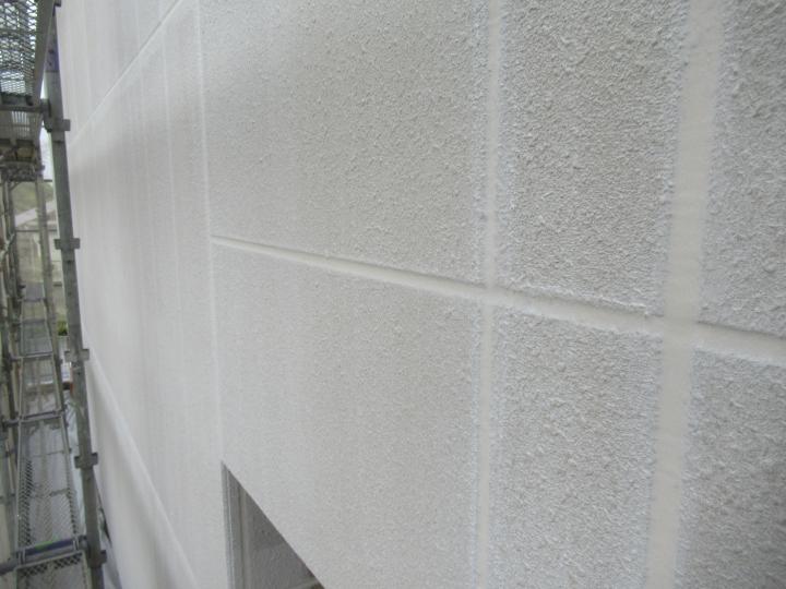 外壁下塗り塗装を行うことで密着力と防水性能を高めます。