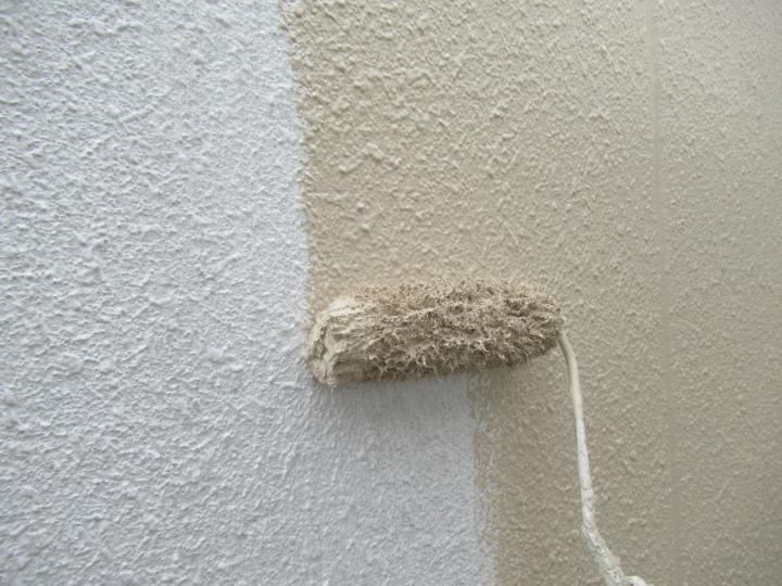 外壁上塗り塗装は2回塗りで仕上げます。