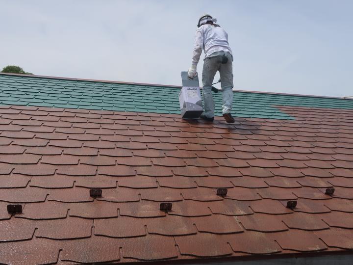 屋根塗装も下塗り1回塗り、上塗り2回塗りと合計3回塗りで仕上げます。