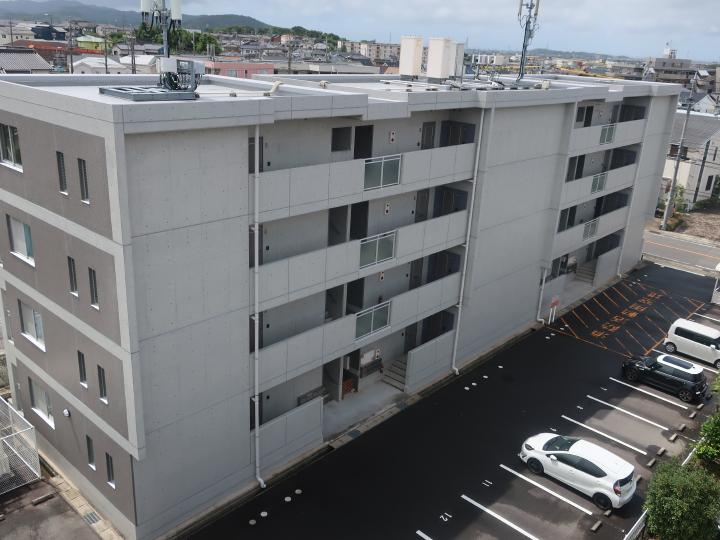 コンクリート打ち放し仕上げも10年以上経過すると高圧洗浄だけでは綺麗に仕上げることは難しくなります。