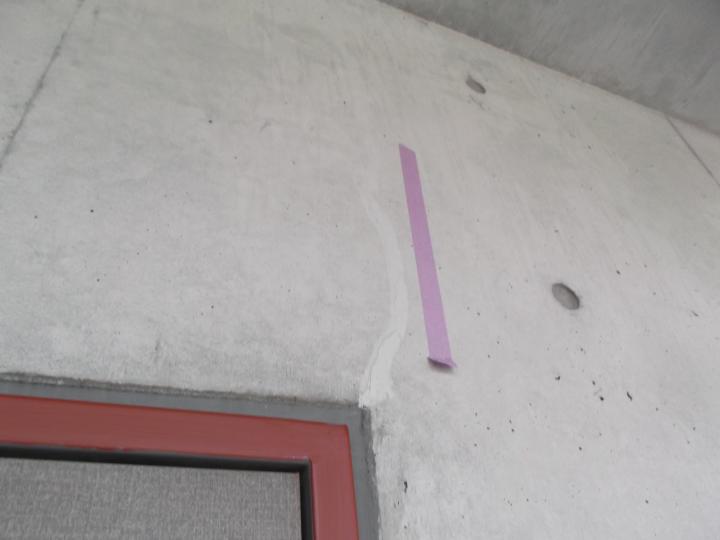 コンクリート打ち放しに発生したひび割れを補修します。