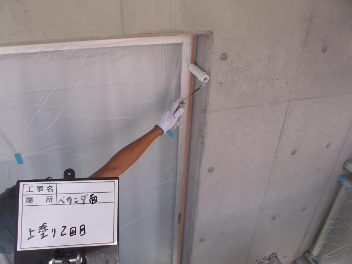 コンクリート打ち放しにシリコンクリヤー塗装を行います。