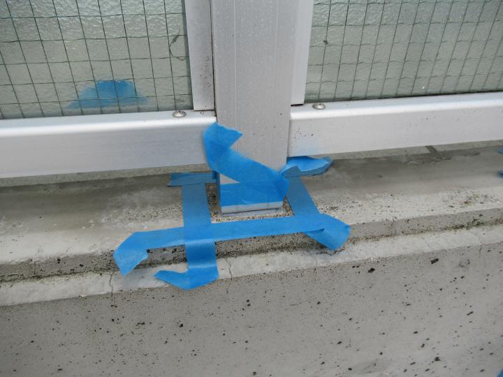 ベランダ壁柱の根元をシーリングします。