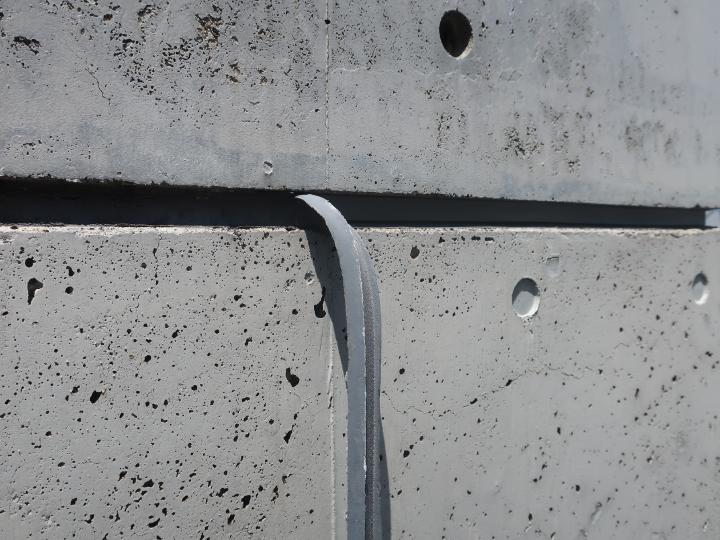 既設シーリング撤去します。