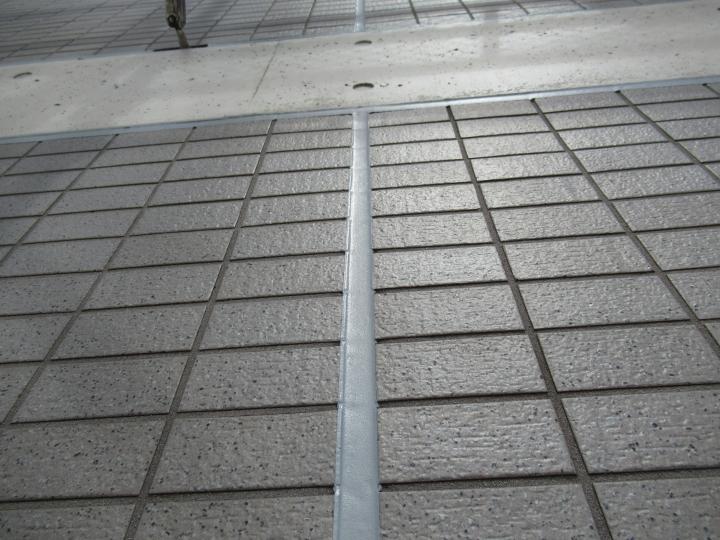 磁器タイルのシーリングを行います。