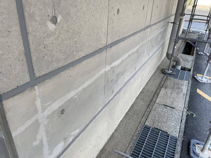 コンクリート打ち放しに発生したひび割れを補修します。