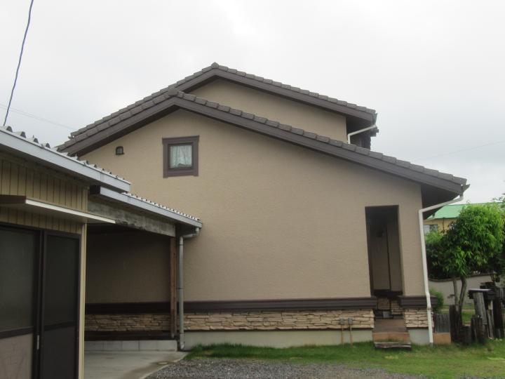 外壁を艶消し塗料で塗装をしているので新築時の風合いを残しております。