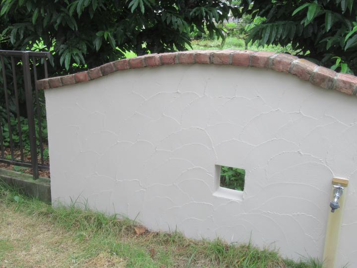 外構塗装を行っております。