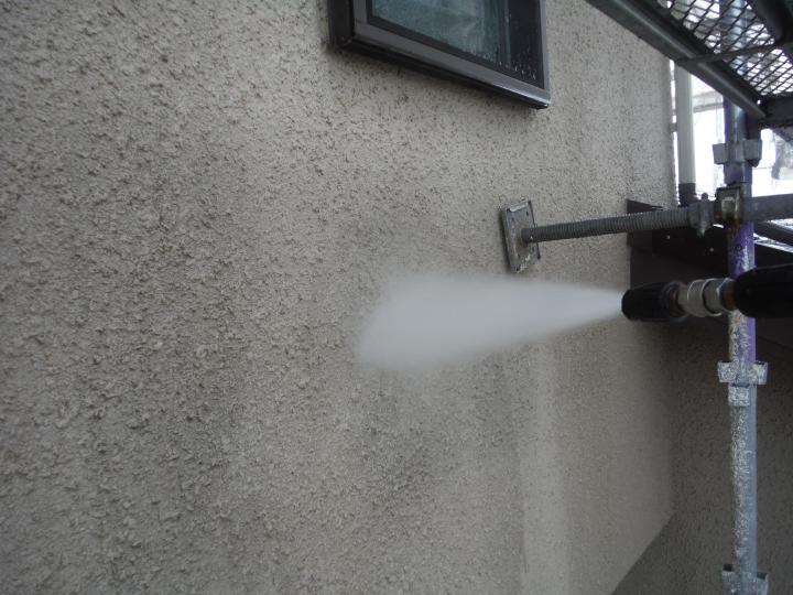 高圧洗浄でしっかりと汚れを落とします。