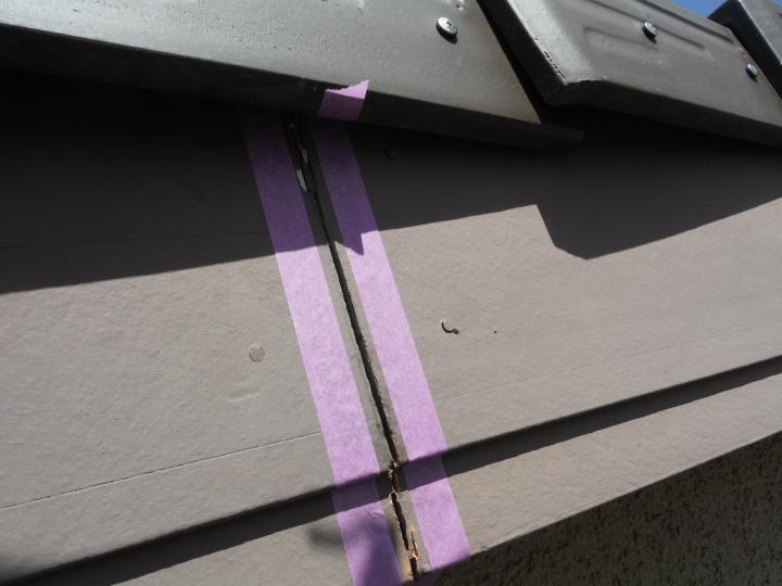 破風板ジョイント部にマスキングテープ養生します。