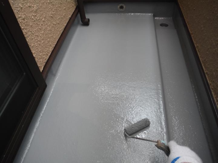 ＦＲＰ仕上げベランダ床の保護塗装を行います。