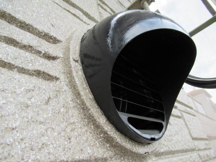 換気フードの塗装を行います。