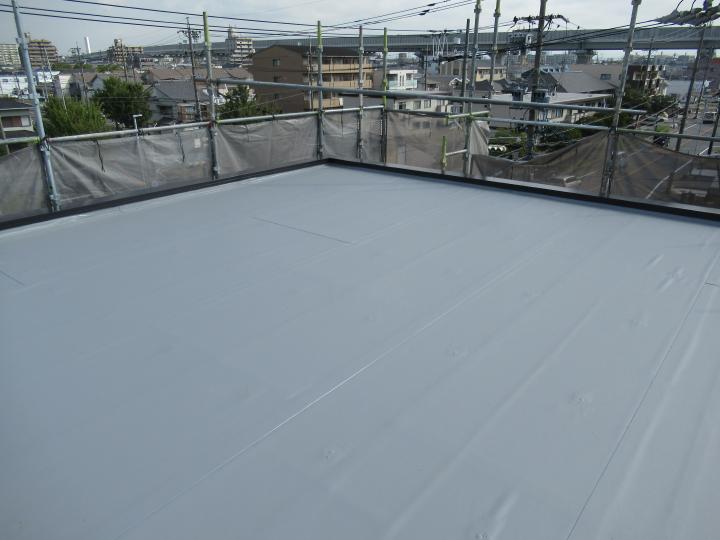 屋上は新築時同様の塩ビシート防水で仕上げます。
