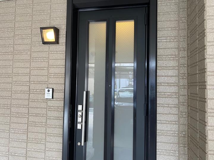 玄関シート貼りを貼り付けます。