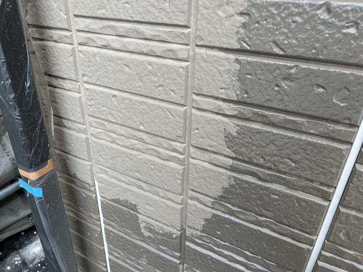 外壁塗装は下塗りでプライマー塗装した上で中塗りでベース塗装を行います。