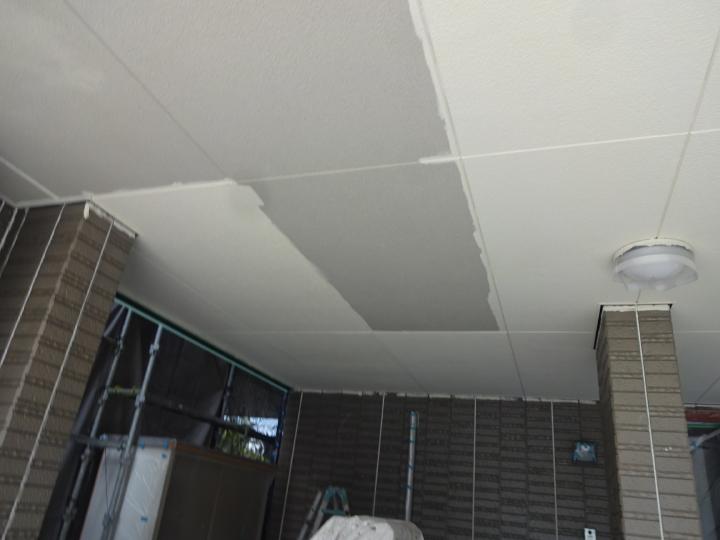 軒天は専用塗料で塗装を行います。