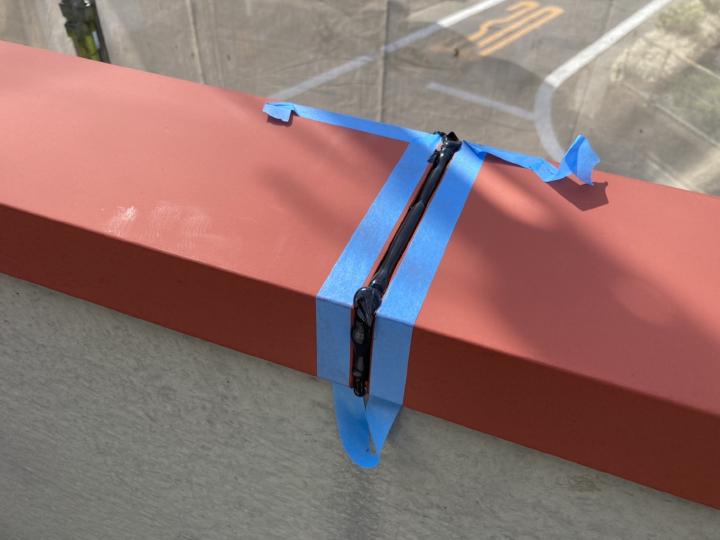 笠木ジョイント部のシーリング工事を行います。