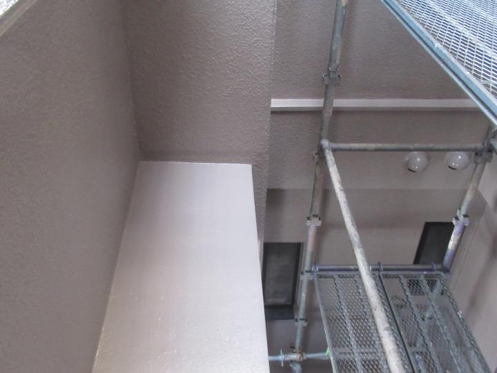 外壁塗装実施し、雨だれ汚染もなくなり、綺麗に仕上がりました。