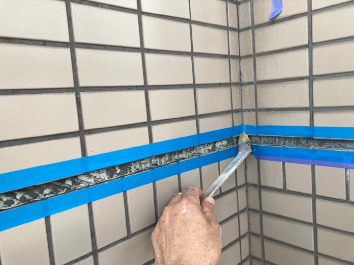 既設シーリングを撤去後、シーリングの密着力を高めるプライマー塗装を行います。