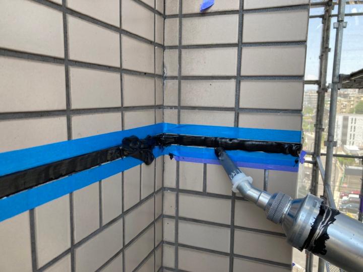 変性シリコンシーリングを充填します。