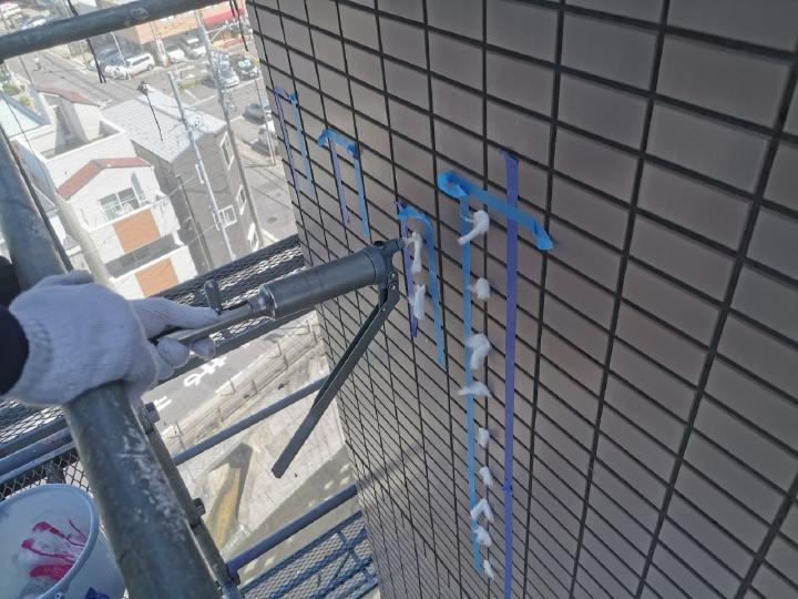 磁器タイル浮き部のエポキシ樹脂注入を実施し、タイル剥落を防ぎます。