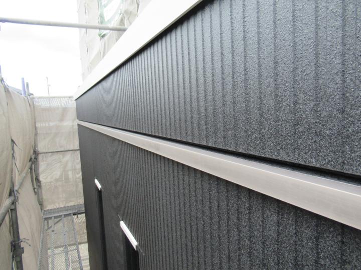 多彩模様塗料を色褪せがしづらい塗膜なので、色褪せしやすい濃い色で塗装する場合は特におすすめです。