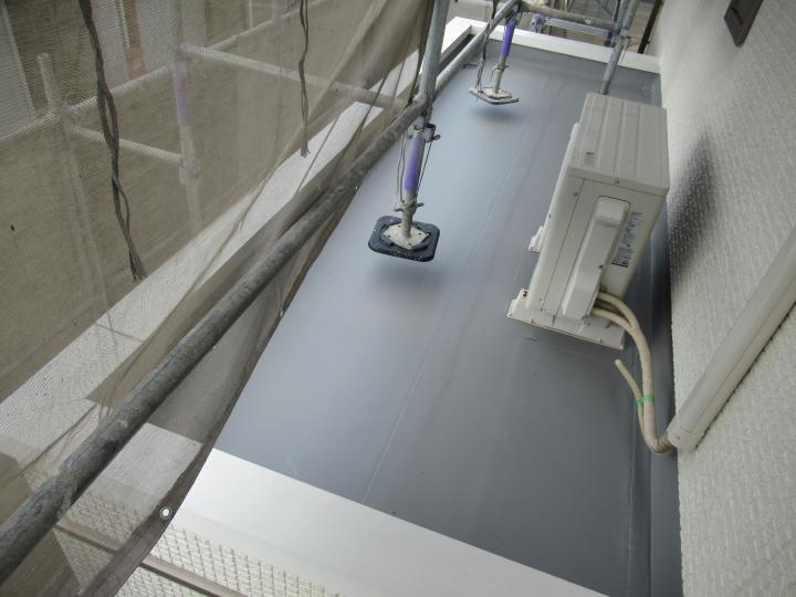 ベランダや庇は塩ビシート防水の絶縁工法で行いました。