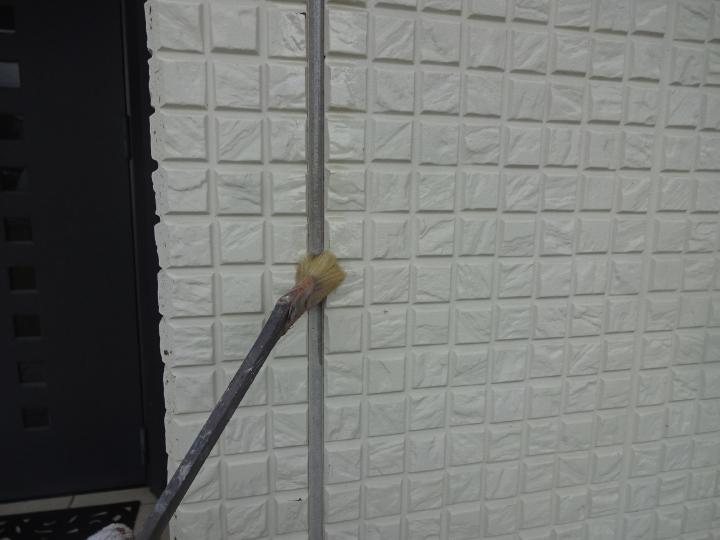 外壁材ジョイントのパッキン部は密着力と可塑剤汚染を防ぐためにプライマー処理を行いました。