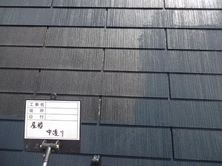 屋根塗装は下塗り1回塗り、上塗り遮熱無機塗料2回塗りで行いました。