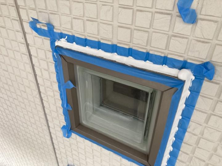 サッシ廻りのシーリング工事を行いました。