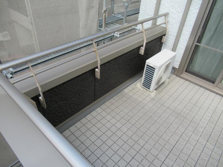 ベランダ笠木に板金加工を行いました。