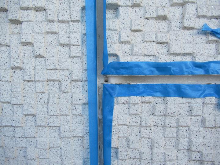 撤去後マスキングテープ養生を行います。