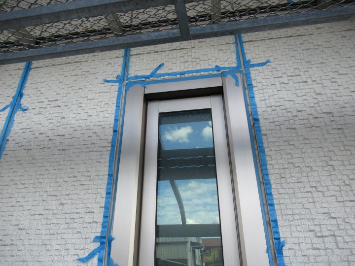 サッシ廻りもマスキングテープ養生を行います。