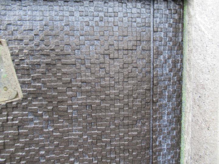 外壁塗装の下塗りには密着力を高めるプライマー塗装を行います。