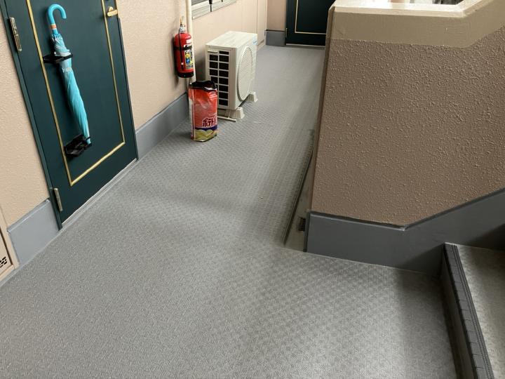 廊下に長尺シートを貼り付けました。 