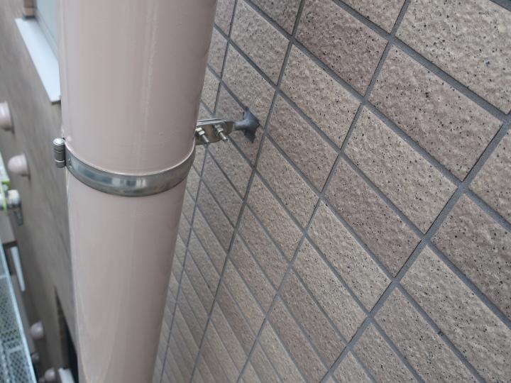 樋塗装を行いました。