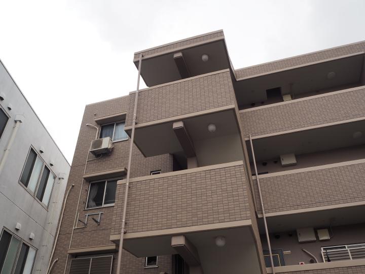 磁器タイル部の浮き補修をしっかりすることで剥落事故を防ぎます。