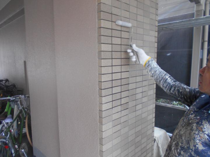 磁器タイル部は目地に対して撥水塗装を行います。