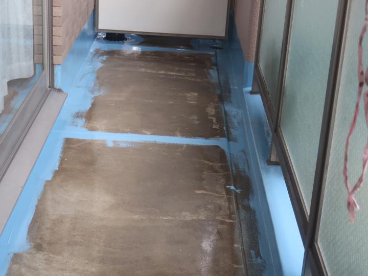 ベランダ床のウレタン防水を行います。