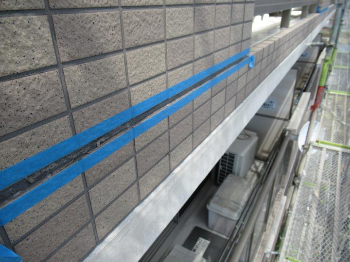 既設シーリングを撤去します。