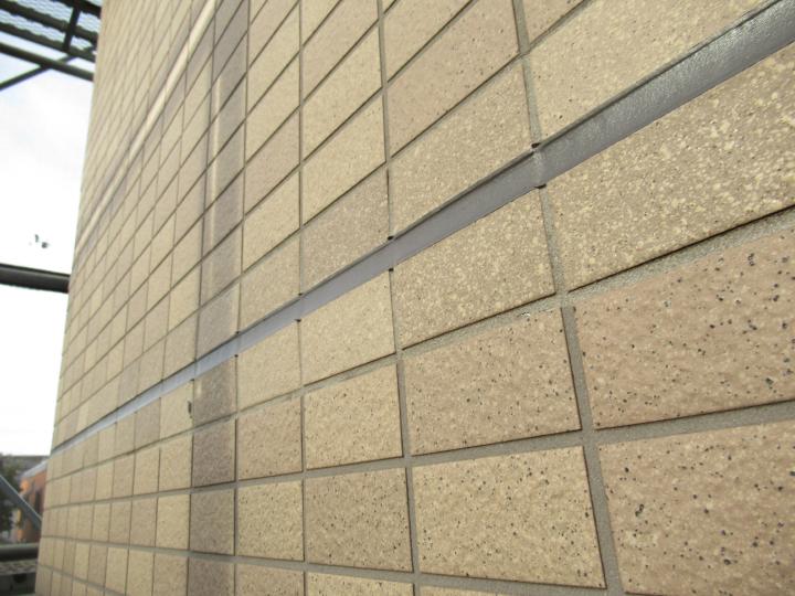 変性シリコンシーリングにて仕上げます。