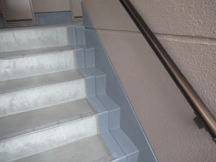 階段側溝部や巾木をウレタン防水を行います。