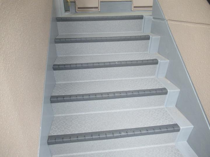 階段に長尺シートを貼り付けます