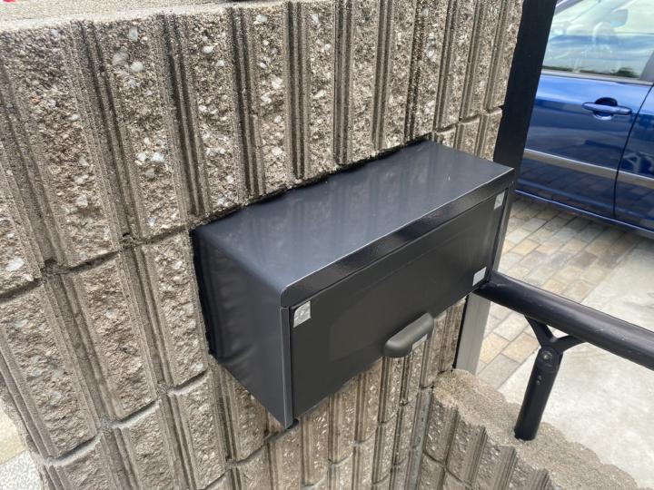 サービスでポストの塗装を行いました。 